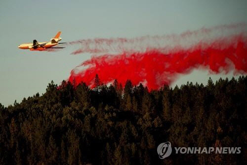 캘리포니아 산불 공중진화 [AP=연합뉴스]